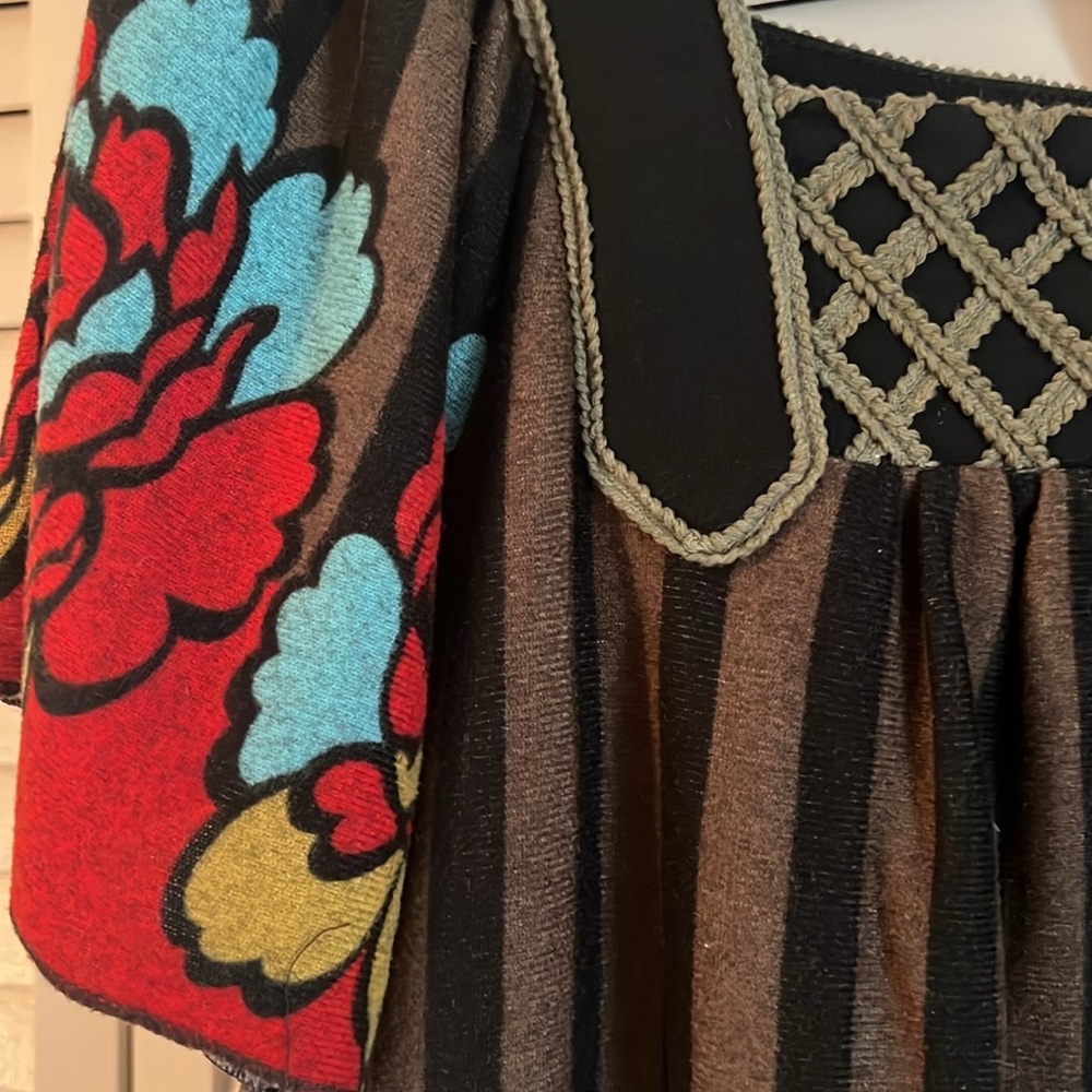 Theme. Size medium. Tunic - Picture 3 of 3